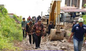 0506--Bupati Shalahudin tinjau jalan
